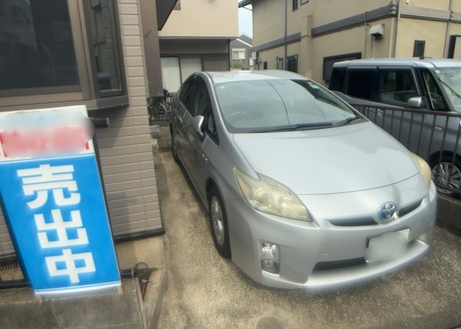 車一台あたりに必要なスペースは、標準サイズの普通自動車で横幅2m50cm、長さ5mは必要になります。ただし、乗降のことも考慮して横幅3m30cm、長さ5m50cmほどは確保できるところを選びましょう。