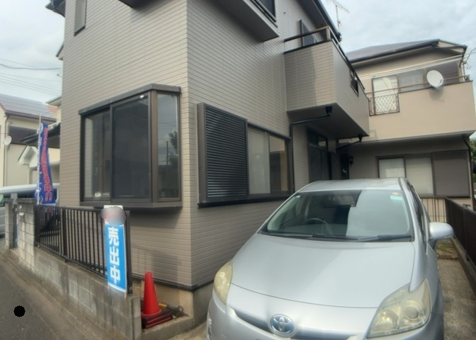 庭のある家に住むことのメリットとして、子どもたちの遊び場を確保できること、ガーデニングや家庭菜園を楽しめること、明るさを確保できることがあります。また、配置を工夫することでプライバシーが確保できます。