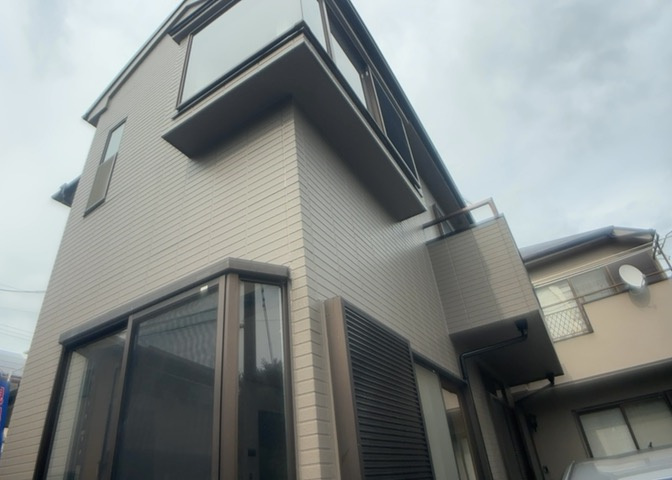 バルコニーは、建物内から室外へ楽に出入りできる便利なスペースです。また、バルコニーには手すりを付けることが義務付けられており、手すりの高さは110cm以上で施工することが建築基準法で定められています。