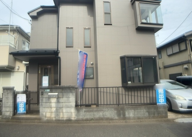 住宅用の土地では前面道路に2m以上接していなければならないと法律で定められています。しかし、お持ちの車のサイズやライフスタイルなどにより、2mでは利便が悪い場合もございますので、事前に確認しましょう。