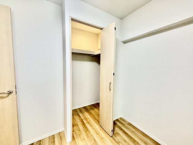 収納には欠かせない壁面クローゼット。衣類を横一列で収納できるため、ひと目で洋服がチョイスできるという利点があります。豊富な衣類をお持ちでも、スペース全体を使って、確実に収納できます。
