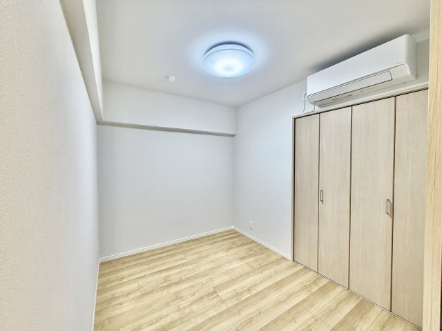 昨今のトレンドになりつつあるのが、広過ぎず、快適すぎない子ども部屋。勉強と寝るだけの部屋にすることで閉じこもりがなくなり、リビングで過ごす時間が増えると言われています。
