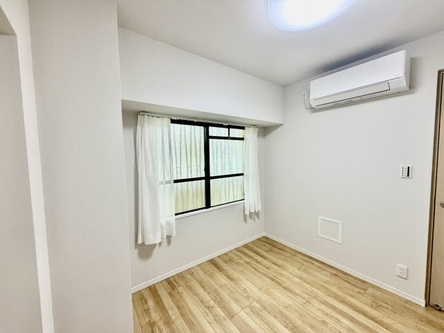独立性を高めたお部屋。たっぷりの収納も配備しており、片付いた空間を実現出来そう。陽光も降り注ぐ明るく開放的な空間が魅力的。