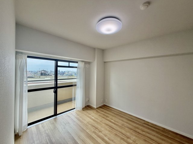 大きい窓で採光できます。おうち時間は明るい空間で。