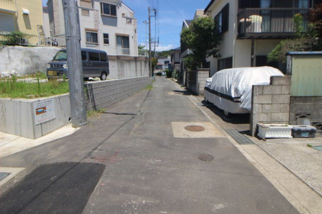 こちらの道から分譲地へ入ってきます