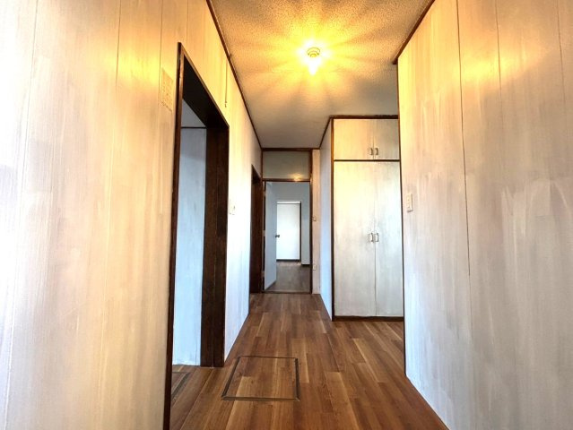 白を基調とした壁面に、温かみのある木目調の床が続いています。