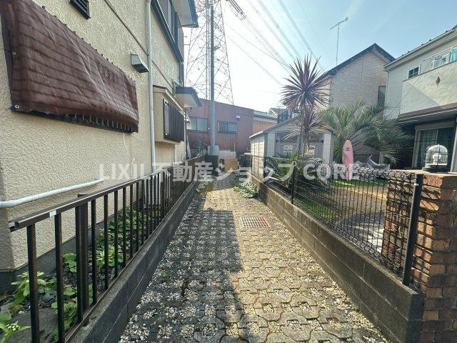 車種によりますが、カースペースは最大3～4台分！セカンドカーをお持ちの方も安心です！　