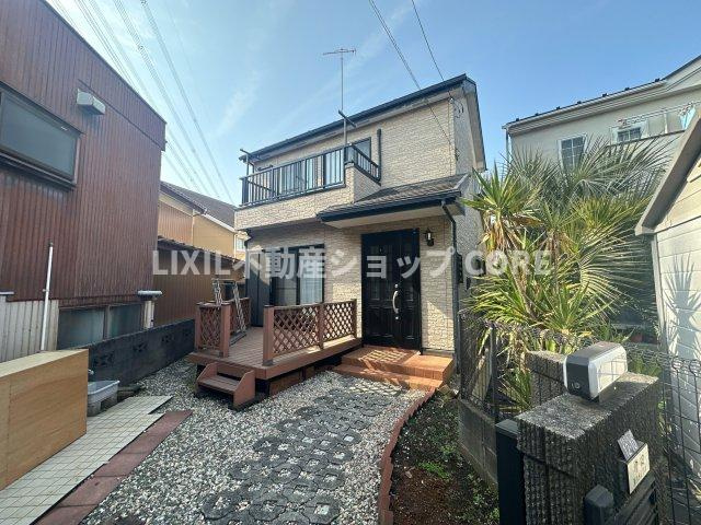 前面道路は閑静な住宅地をはしる車通りの少ない道路。お車の出し入れが苦手なママや小さなお子様にも安心　