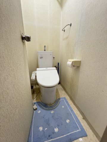 トイレには快適な温水洗浄機能付便座を設置