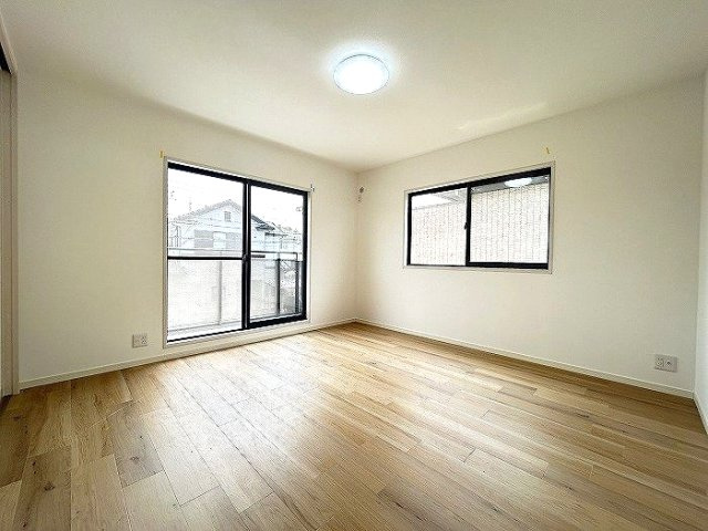 2つの窓から自然光が入り込むため部屋全体が明るく開放感があります。