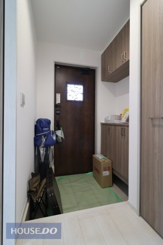 ゆったりと明るい玄関がご家族や来客をお出迎え。機能的な大型シューズボックスは長物もしっかりと収納できます。