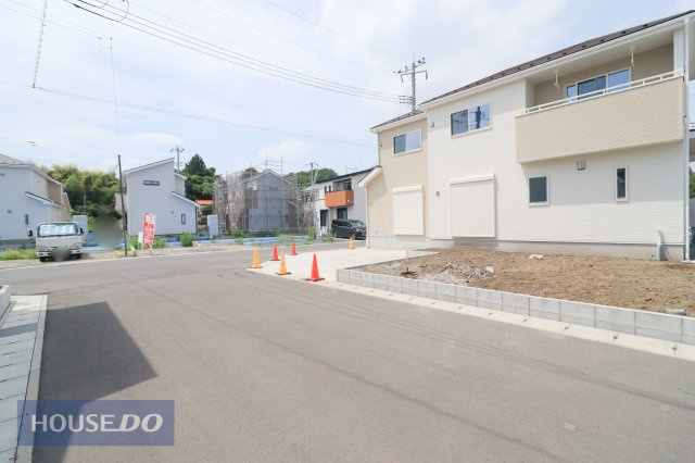 前面道路：角地ならではの開放感と日当たりの良さを実感できる新築物件！心地よい風と光が家全体を包み込みます♪