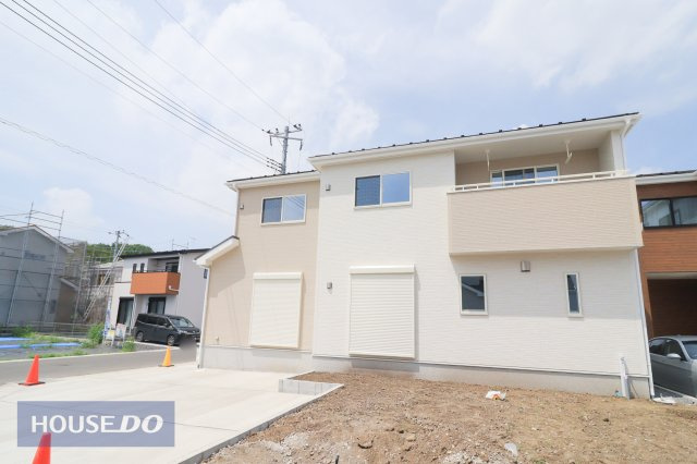 街並みに調和する落ち着いた色調の外観♪耐久性やメンテナンス性に優れた外壁材はセルフクリーニング仕様。
