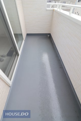 広々バルコニーでお布団や洗濯物がたくさん干せるだけでなく、周囲の視線を気にせずにプライベートな時間を過ごすリラックス空間としても使えますね♪