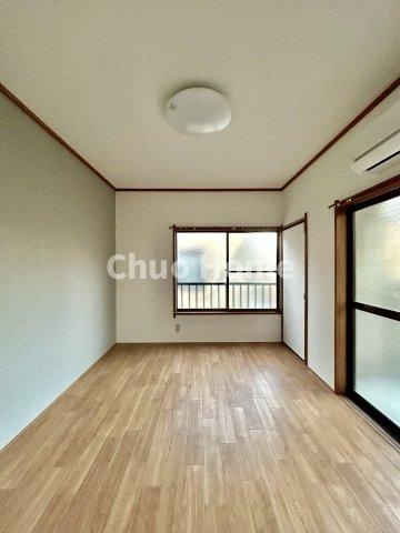 【寝室】心と体をゆったりと安らげる主寝室。寝室のゆとりが大きい分だけ、暮らしの安らぎは深まります。一日の疲れを癒すだけでなく、ご夫婦の親密な語らいを紡ぎ出します