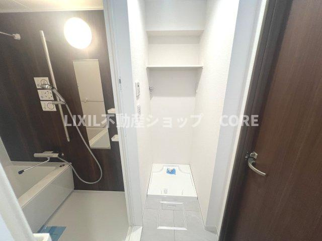 ランドリースペース上部には柔軟剤や洗剤を置ける便利な棚も完備しています。