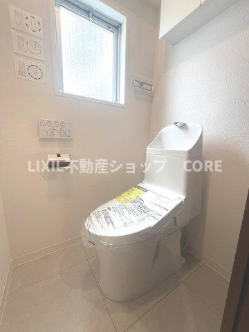見た目もスッキリとしたデザインのトイレには温水洗浄暖房便座付き。