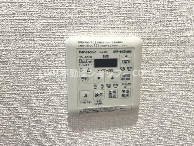 浴室乾燥暖房付のバスルーム。天気や時間を気にせずに、いつでも洗濯物を乾かせます。