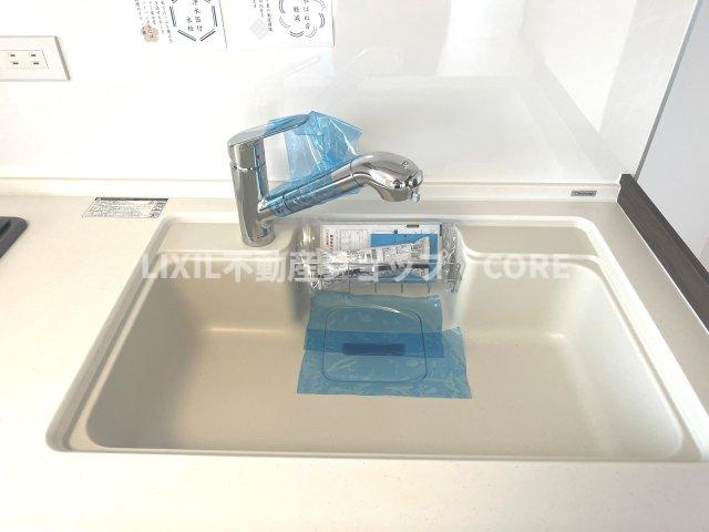 浄水と水道水を切り替えて使用できるスッキリとしたデザインの浄水器一体型水栓。