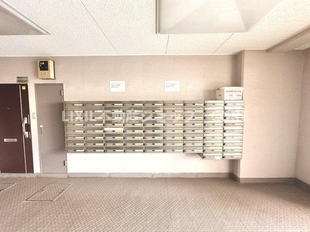 エントランス付近に設置されている郵便受けになります。