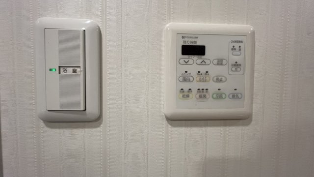 浴室には暖房・乾燥・涼風・換気機能を備えた浴室換気乾燥機を設置。天候を気にせず洗濯物を乾かしたい時にも便利です。24時間換気にも対応しており、浴室内の湿気対策や快適な住環境づくりをサポートします。　