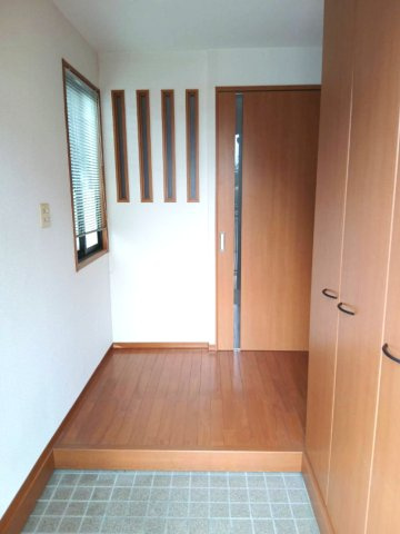 【玄関／現地完成写真】ゆったりと明るい玄関が皆様をお出迎え。天井までの高さのシューズボックス有り。