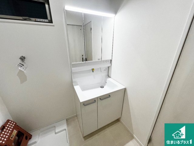 清潔感のある洗面台です。フラットな鏡は掃除がしやすく毎日清潔！鏡裏には収納があるのでスッキリとした洗面台が保てます。