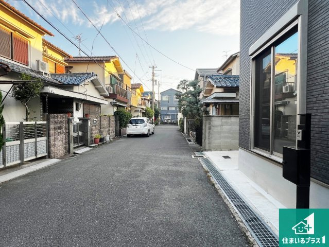 周辺は閑静な住宅街！前面道路広々で車の出し入れも便利です。駐車が苦手な方でも安心して車庫入れできます！