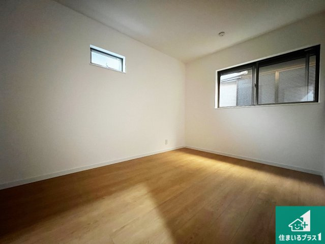 シンプルな洋室は、自分好みのインテリアが楽しめます♪ご家族とインテリアや家具を選びに行くのは購入時の醍醐味の一つです。ぜひお楽しみください♪