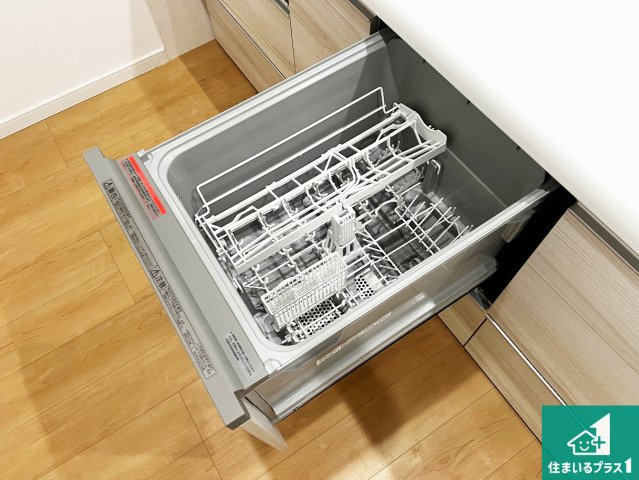 食事後の一仕事、食器洗いをボタン一つでお任せできちゃいます！場所を取らないビルトイン式なので、お料理スペースもしっかり確保！