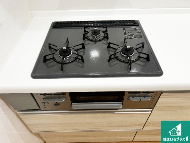 ダブル高火力Ｓｉセンサー付きコンロ！3口あるので、まとめて料理をする時も大活躍！