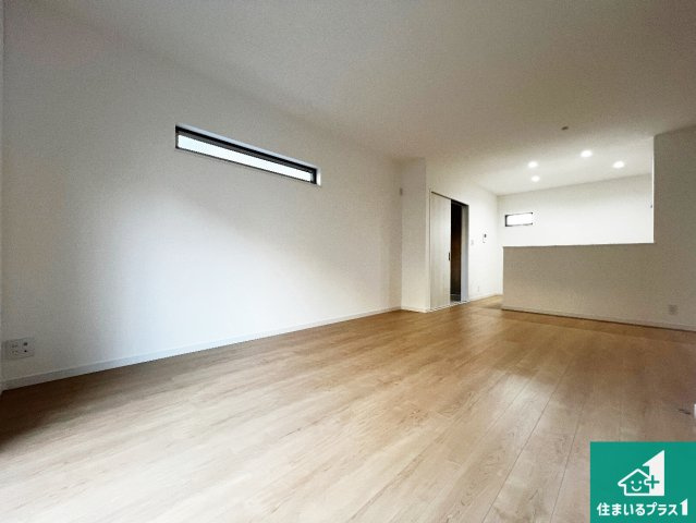 日当たり良好の明るいリビングで朝の目覚めもスッキリできそう！対面キッチンでご家族のコミュニケーションも自然と増える設計！小さなお子様が遊ぶスペースを作っても広々とくつろげるLDK！