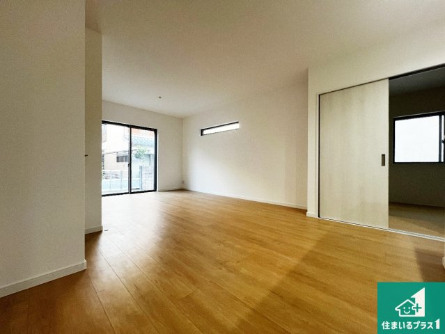 シンプルなリビングは、観葉植物等のインテリアを楽しめますね！パパ好みにも、ママ好みにも家具次第で雰囲気を変えることができます！