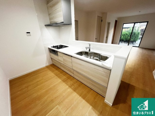 リビングと統一感があり、使い勝手のいいキッチン。広々としているので、二人並んで作業が出来ちゃいます。お子様と一緒に色々なお料理に挑戦できるスペースがあります。