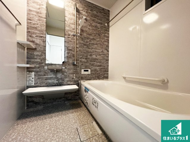 足をゆったり伸ばして寛げる浴槽です。窓が設けられていますので差し込む光が明るく穏やかな雰囲気にしてくれます♪浴室乾燥機も設置しているので、雨の日の洗濯物も安心です♪