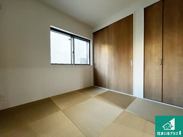 一室あると便利な和室は客間としてだけでなく、小さなお子様のプレイルームや食後のくつろぎスペースとしてもご利用いただけます。収納もついていますので大活躍間違いなし！