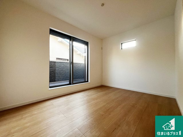 シンプルな洋室は、自分好みのインテリアが楽しめます♪ご家族とインテリアや家具を選びに行くのは購入時の醍醐味の一つです。ぜひお楽しみください♪