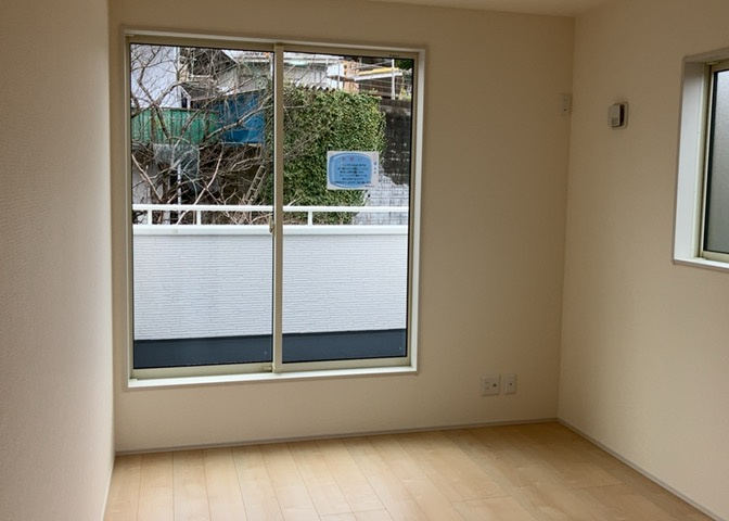 洋室のメリットは重い家具が置きやすく、身の回りが整理しやすいことです。　床がフローリングのため畳とは異なり凹みにくいです。　クローゼットなど収納が豊富で、普段使わない旅行カバンや服の整頓も簡単にです。