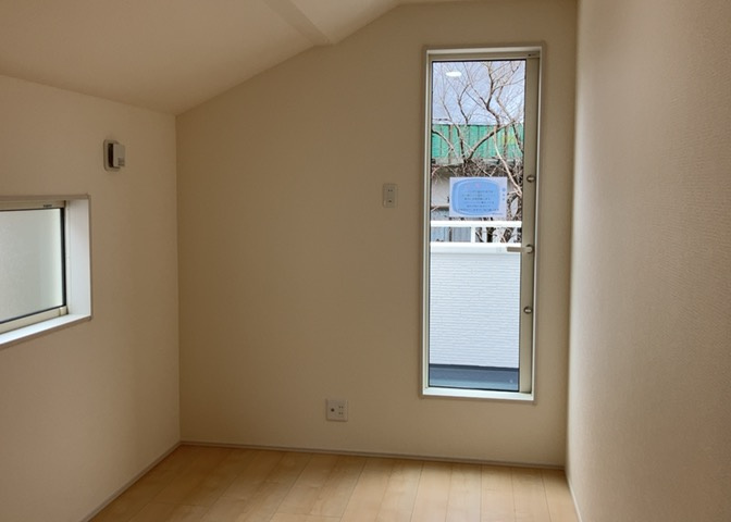 寝室でゆっくりと過ごすためにはベッド周りの適度な空間を担保することや窓の位置、照明の明るさ、寝室の広さなどを考える必要があります。自身や家族の構成とライフスタイルに併せて寝室にする部屋を選びましょう！