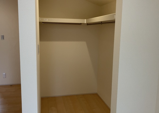 デザイン性を重視しすぎて収納が少なかった！なんてことにならないため、事前に現地で収納の数を確認しておくことをお勧めします。クローゼット以外にも床下収納や屋根裏収納、パントリーなどもチェックしましょう。