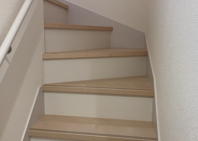 建物の上下階の通路である階段は、その位置によって動線や室内の印象が大きく左右されます。手摺にも重要な役割があり、転倒の防止・歩行や動作を円滑にして日常生活を支えることを主な目的として設置されています。