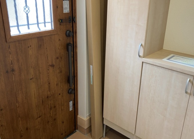 玄関は家の顔でもあり、家族以外の目にも止まる場所です。玄関は外との間を仕切る扉、靴などをしまっておく収納スペース、靴脱ぎのたたきスペース、来客とのやり取りをするドアホンなど複数のアイテムからなります。