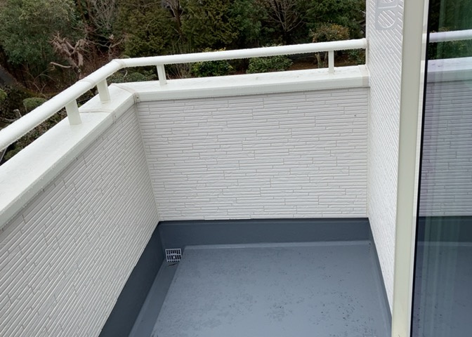 バルコニーは、室外の専用スペースのうち、「屋根がなく開放された空間」であるものを指します。ベランダより広いタイプのものが多く、日当たりもよいため家庭菜園などを楽しみたい人にとって適した環境となります。