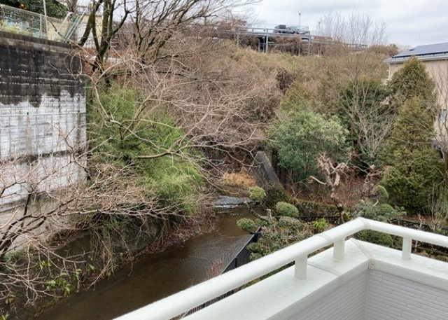 眺望を気にして物件を探す場合、前面に建物が建っていないか現地で確認しましょう！前面に建物があると景色はもちろん、日当たりや風通しにも影響が出てきます。住んだ時のことを想像しながら現地見学をしましょう。