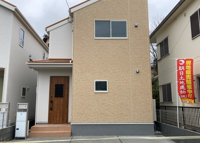 住宅用の土地では前面道路に2m以上接していなければならないと法律で定められています。しかし、お持ちの車のサイズやライフスタイルなどにより、2mでは利便が悪い場合もございますので、事前に確認しましょう。