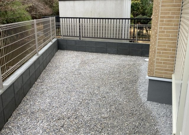 庭があることでガーデニングや家庭菜園はもちろん、こどもの遊び場やペットを放して遊ぶことができます。また、家の周囲に余裕があるということです。隣地との間があれば、十分な日当たりと、風通しが確保できます。