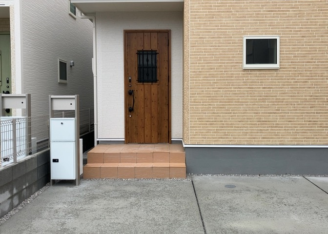 木造住宅とは土台、壁、柱など建築物の強度を支える構造体の材に木が使用されている構造を指します。構造体は建物の自重を支えるだけではなく風圧や水圧、積裁荷重などあらゆる衝撃に耐えるための基礎です。