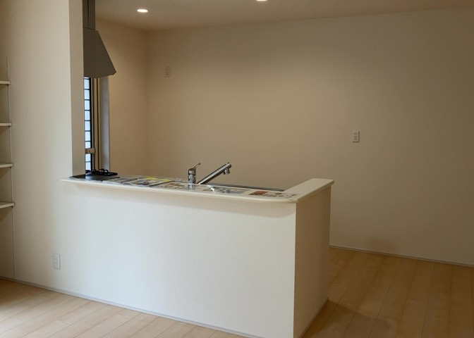 ダイニングは、食事や家族の団らんスペースとしてだけではなく、ほかの用途としても使用することができます。ダイニングテーブルを置き、食事のためのスペースを作ることでリビングとの差別化を図ることができます。