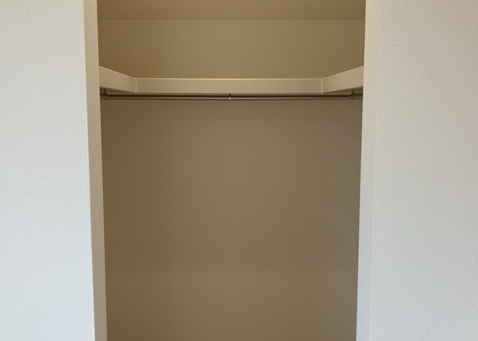 ウォークインクローゼットがあれば、クローゼット内でコーディネートが完成できますし、季節の変わり目に行う衣替えの手間も省けます。また、スーツケースなど大きいものもしまうことができ使い勝手がよいです。