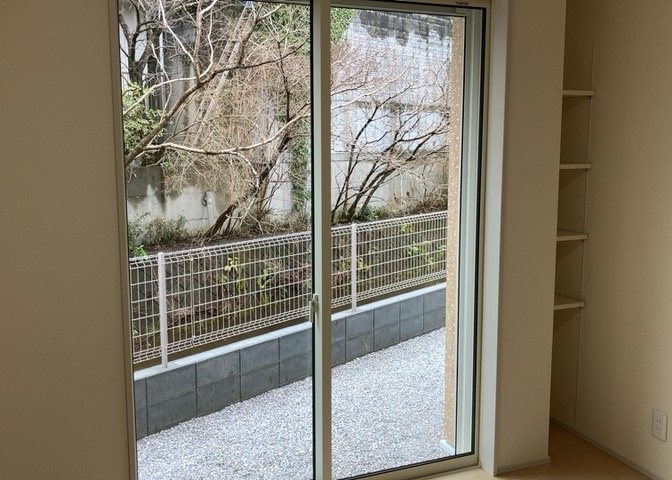 サッシとは、ガラス窓に使用される金属製の窓枠のことです。一般的に住宅建築では、金属製建具工事の段階で備え付けるもので、ガラス類や玄関、バスルームのスチール製のドアなどと同じタイミングで工事を行います。